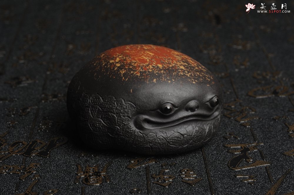 紫砂壶图片：美宠特惠 回馈壶友 精致性价比黑泥彩背金蟾盖托茶宠长8cm高度4cm左右 - 宜兴紫砂壶网