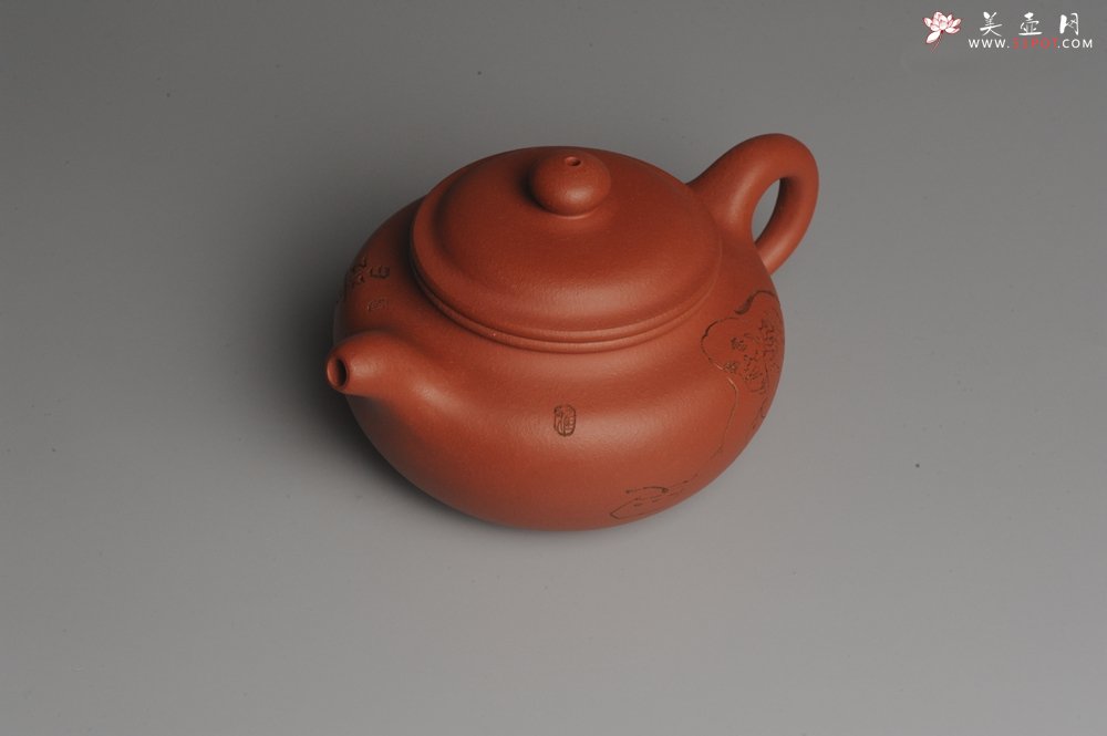 紫砂壶图片：美壶特惠 精致小仿古 寻幽 人物刻绘栩栩如生 茶人醉爱 养后温润如玉 - 宜兴紫砂壶网