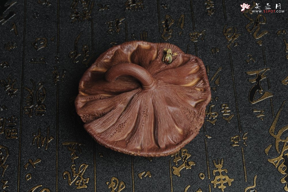 紫砂壶图片：美宠特惠 回馈壶友 精致莲蓬青蛙茶宠 肌理丰富 荷塘情趣 - 宜兴紫砂壶网