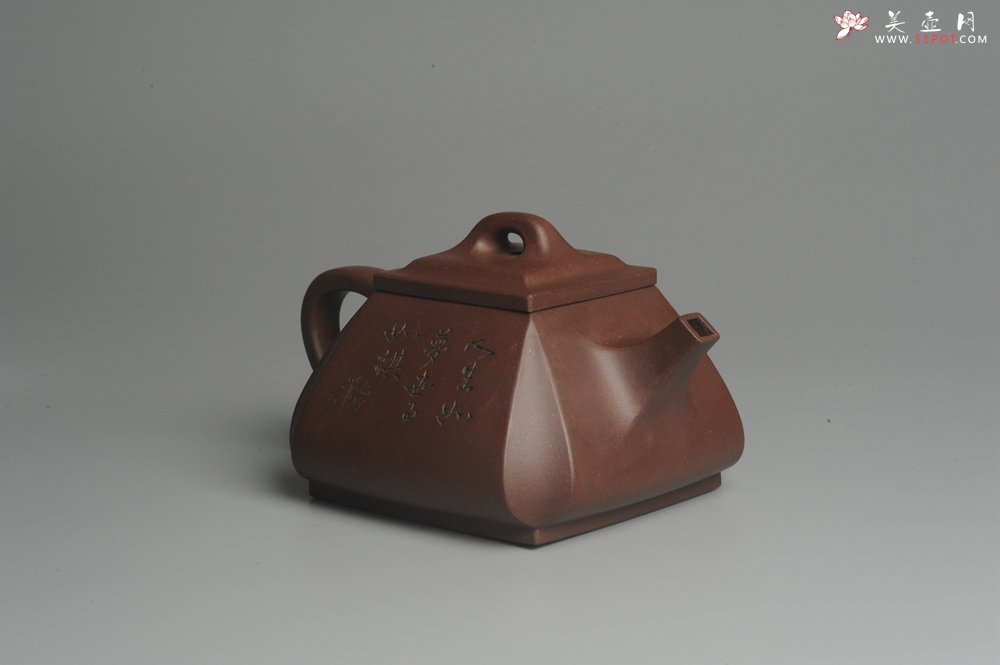 紫砂壶图片：美壶特惠 用心之作 进步之作 细节到位 做工精良 方健老师精心装饰对弈图抽角石瓢 只为看得见的朋友 - 宜兴紫砂壶网