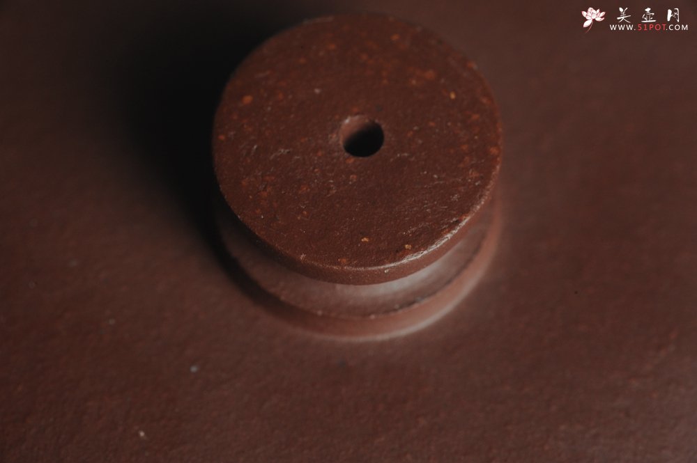 紫砂壶图片：美壶特惠 优质原矿红拼文人小壶柱础 做工精细 禾人老师即兴装饰 - 宜兴紫砂壶网