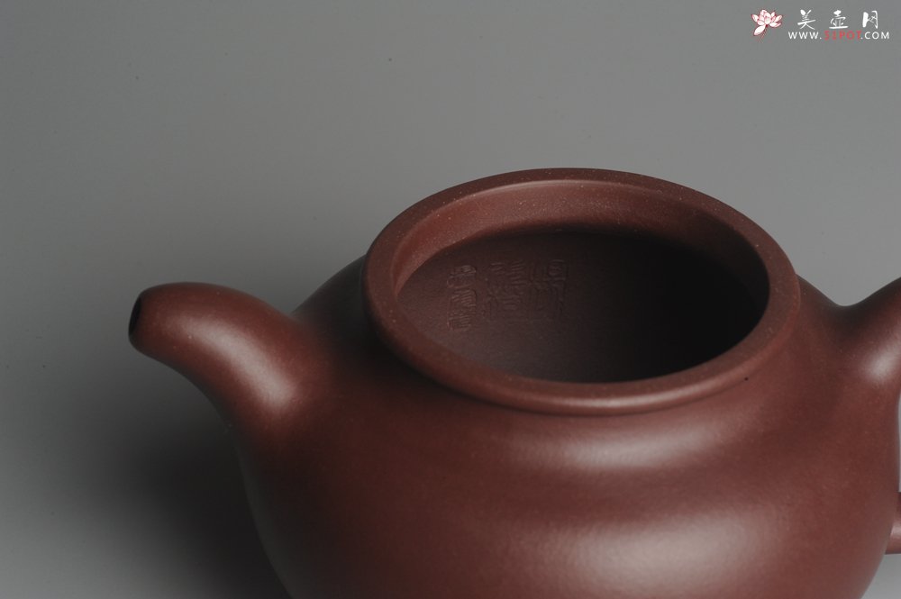 紫砂壶图片：实力派杨欣橙老师全手工紫茄泥大亨掇只 深得其味 泥料灰常油润 - 宜兴紫砂壶网