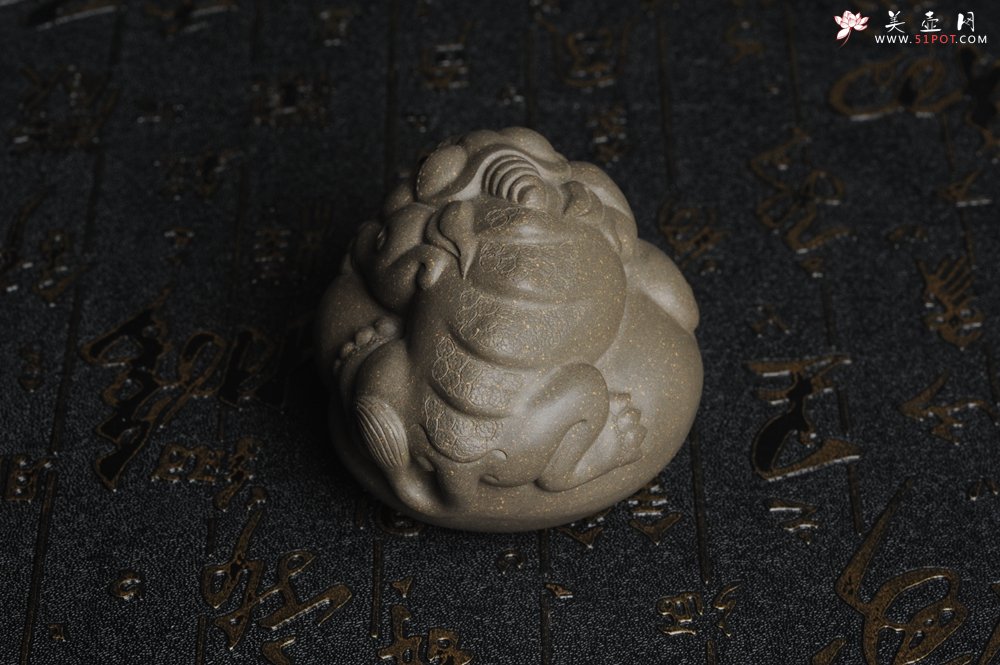 紫砂壶图片：美宠特惠 回馈壶友 精致聚财金蟾二式茶宠 茶盘尤物 长7.5cm高5.5cm左右 - 宜兴紫砂壶网