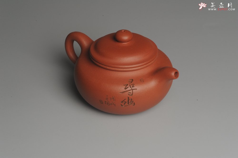 紫砂壶图片：美壶特惠 精致小仿古 寻幽 人物刻绘栩栩如生 茶人醉爱 养后温润如玉 - 宜兴紫砂壶网