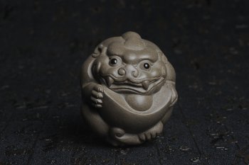 紫砂壶图片：美宠特惠 回馈壶友 精致聚财金蟾茶宠 茶盘尤物高7.5cm宽6.5cm左右 - 宜兴紫砂壶网