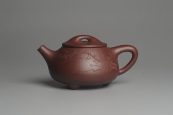 紫砂壶图片：美壶特惠 精致做工经典平盖小石瓢 精刻梅花 暗香浮动 灰常雅致 - 宜兴紫砂壶网