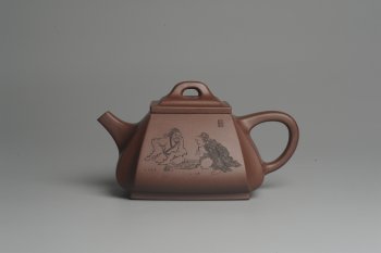 紫砂壶图片：美壶特惠 用心之作 进步之作 细节到位 做工精良 方健老师精心装饰对弈图抽角石瓢 只为看得见的朋友 - 宜兴紫砂壶网