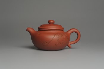 紫砂壶图片：美壶特惠 精致小仿古 寻幽 人物刻绘栩栩如生 茶人醉爱 养后温润如玉 - 宜兴紫砂壶网