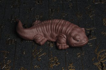 紫砂壶图片：美宠特惠 回馈壶友 精致性价比紫泥娃娃鱼茶宠 憨厚可爱长13.5cm高2.8cm左右 - 宜兴紫砂壶网