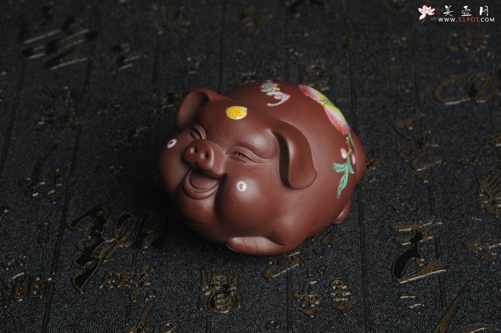紫砂壶图片：美宠特惠 老紫泥精工点彩仙桃 圣桃 福气猪茶宠长7cm宽6cm高5cm - 宜兴紫砂壶网