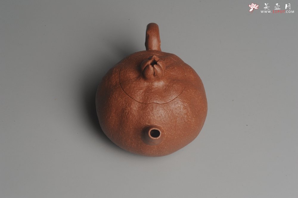 紫砂壶图片：美壶特惠 油润降坡泥精致卡盖全手工仿生石榴壶 - 宜兴紫砂壶网