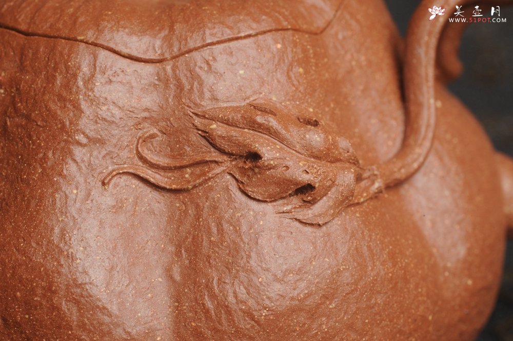 紫砂壶图片：美壶特惠 精致卡盖全手工油润降坡泥仿生小叶歪瓜 难度大 - 宜兴紫砂壶网