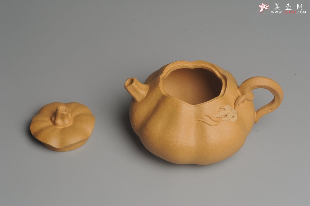 紫砂壶图片：美壶特惠 黄金段泥精致卡盖全手工仿生小南瓜 - 宜兴紫砂壶网