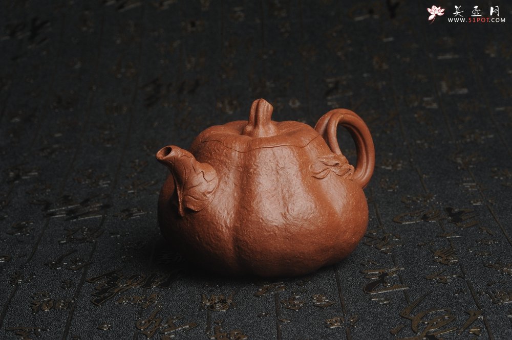 紫砂壶图片：美壶特惠 精致卡盖全手工油润降坡泥仿生小叶歪瓜 难度大 - 宜兴紫砂壶网