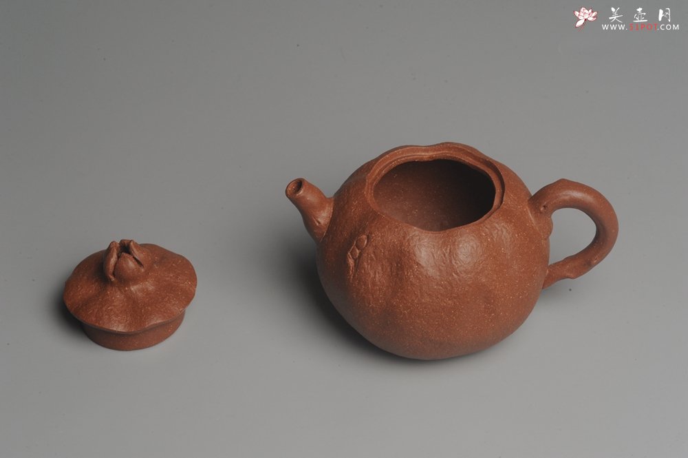 紫砂壶图片：美壶特惠 油润降坡泥精致卡盖全手工仿生石榴壶 - 宜兴紫砂壶网