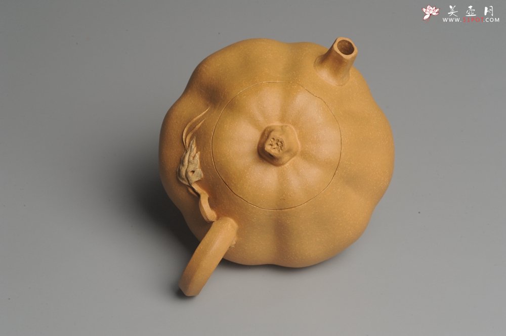 紫砂壶图片：美壶特惠 黄金段泥精致卡盖全手工仿生小南瓜 - 宜兴紫砂壶网