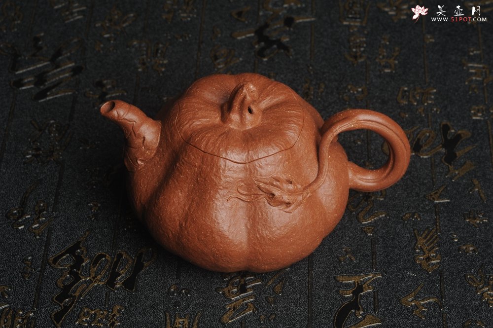紫砂壶图片：美壶特惠 精致卡盖全手工油润降坡泥仿生小叶歪瓜 难度大 - 宜兴紫砂壶网