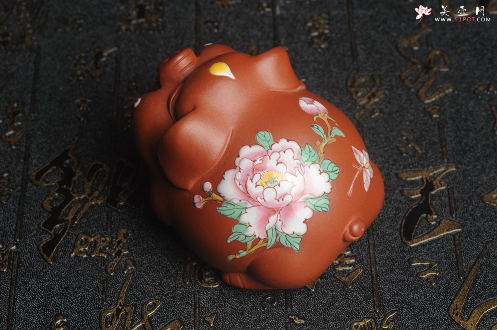 紫砂壶图片：美宠特惠 精工点彩蝶恋花 福气猪茶宠 - 宜兴紫砂壶网