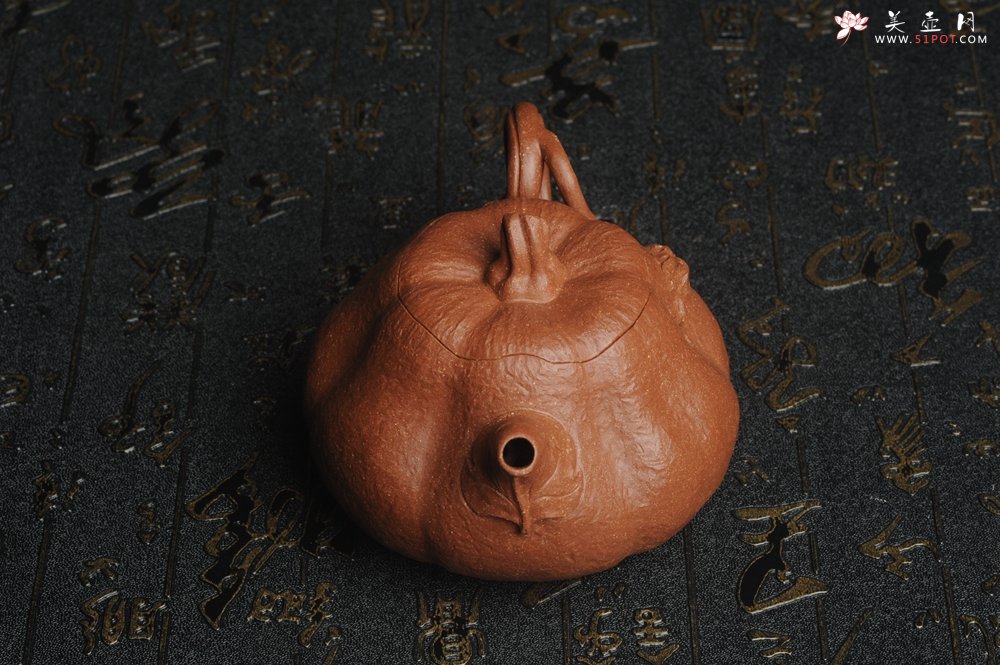 紫砂壶图片：美壶特惠 精致卡盖全手工油润降坡泥仿生小叶歪瓜 难度大 - 宜兴紫砂壶网