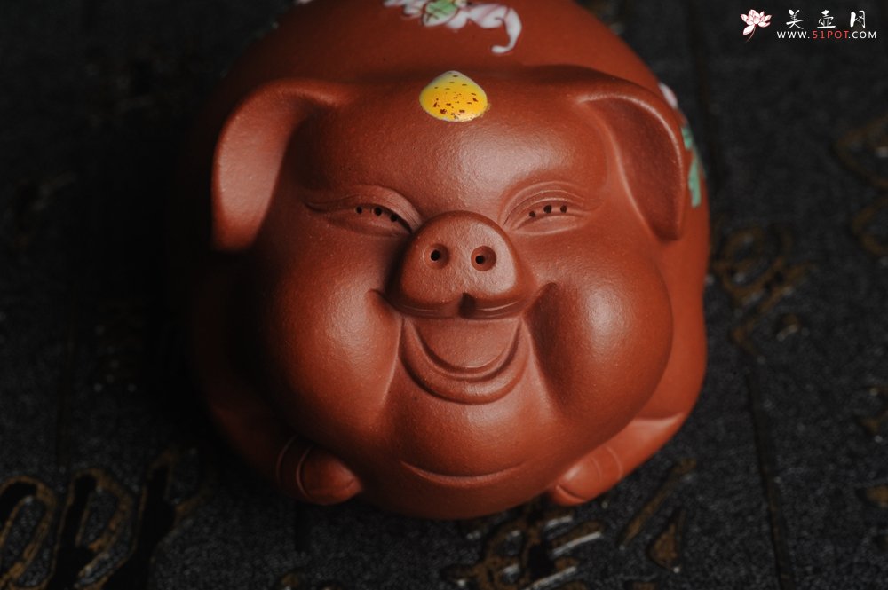 紫砂壶图片：美宠特惠 精工点彩仙桃 圣桃 福气猪茶宠长7cm宽6cm高5cm - 宜兴紫砂壶网