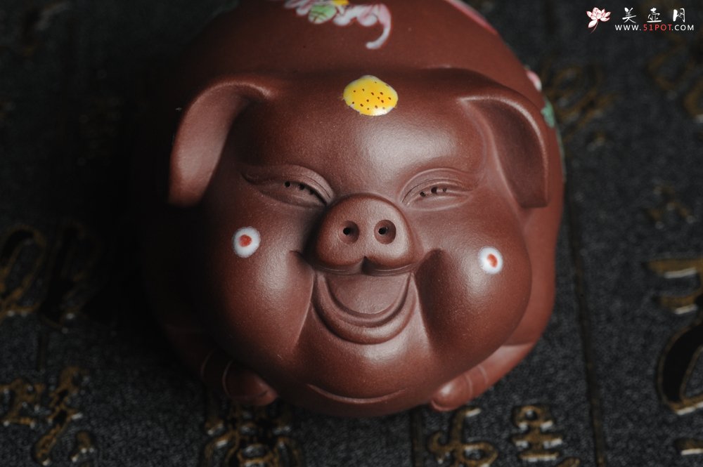 紫砂壶图片：美宠特惠 老紫泥精工点彩仙桃 圣桃 福气猪茶宠长7cm宽6cm高5cm - 宜兴紫砂壶网