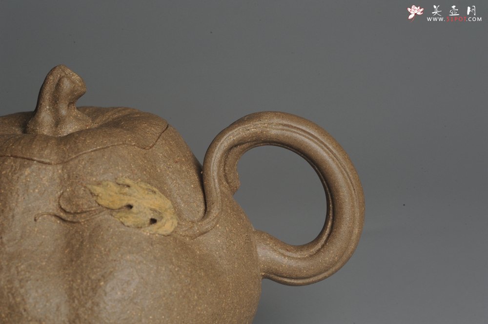 紫砂壶图片：美壶特惠 精致卡盖全手工老青段仿生小叶歪瓜 难度大 - 宜兴紫砂壶网