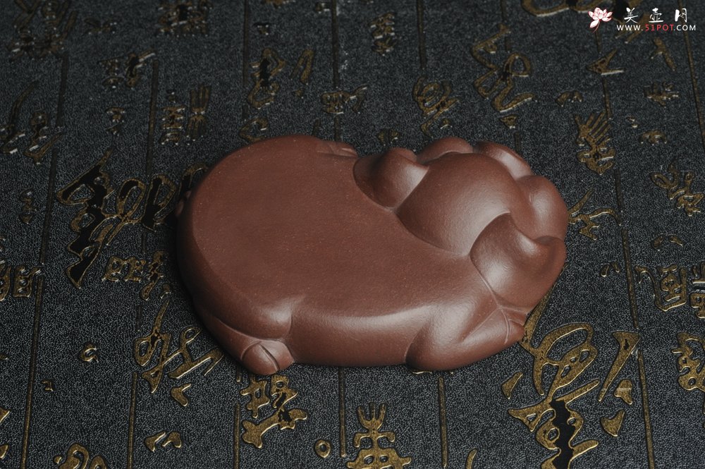 紫砂壶图片：美宠特惠 精工老紫泥小壶托 杯托 盖托 镇纸 茶宠 长11cm宽8cm高2到3cm - 宜兴紫砂壶网