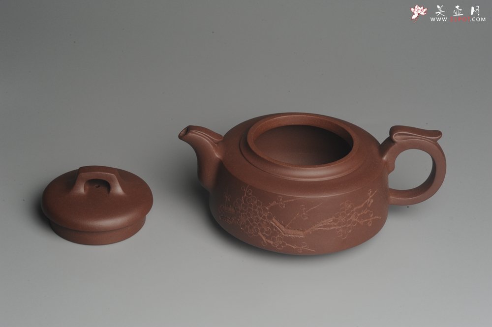 紫砂壶图片：美壶特惠 一厂拼紫泥 精致凤鸣壶 雅刻梅花 暗香浮动 造型别致 - 宜兴紫砂壶网