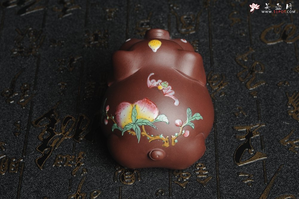 紫砂壶图片：美宠特惠 老紫泥精工点彩仙桃 圣桃 福气猪茶宠长7cm宽6cm高5cm - 宜兴紫砂壶网