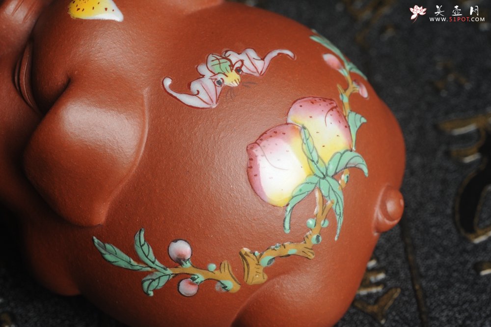 紫砂壶图片：美宠特惠 精工点彩仙桃 圣桃 福气猪茶宠长7cm宽6cm高5cm - 宜兴紫砂壶网
