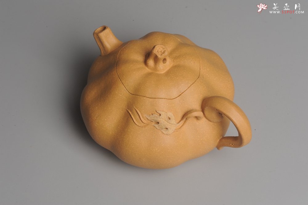 紫砂壶图片：美壶特惠 黄金段泥精致卡盖全手工仿生小南瓜 - 宜兴紫砂壶网