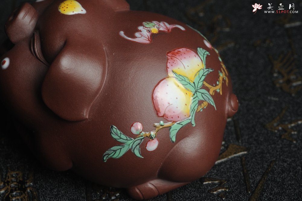 紫砂壶图片：美宠特惠 老紫泥精工点彩仙桃 圣桃 福气猪茶宠长7cm宽6cm高5cm - 宜兴紫砂壶网