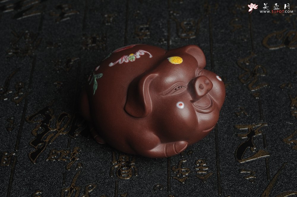 紫砂壶图片：美宠特惠 老紫泥精工点彩仙桃 圣桃 福气猪茶宠长7cm宽6cm高5cm - 宜兴紫砂壶网