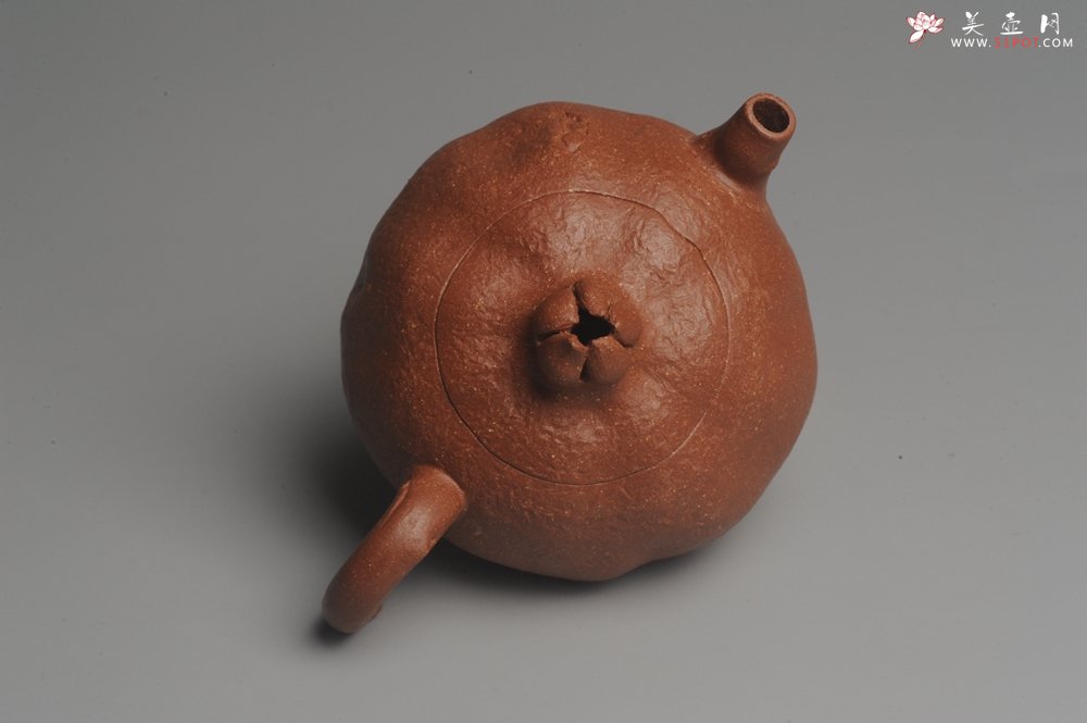 紫砂壶图片：美壶特惠 油润降坡泥精致卡盖全手工仿生石榴壶 - 宜兴紫砂壶网