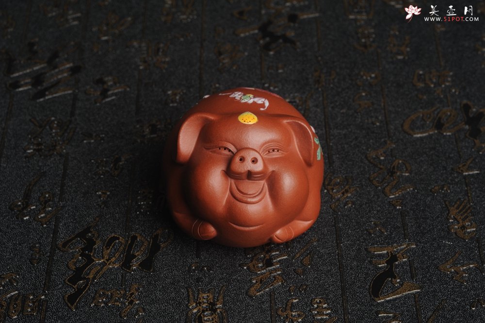 紫砂壶图片：美宠特惠 精工点彩仙桃 圣桃 福气猪茶宠长7cm宽6cm高5cm - 宜兴紫砂壶网