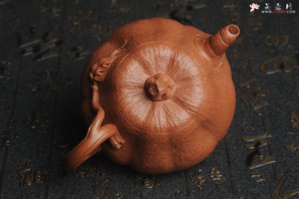 紫砂壶图片：美壶特惠 精致卡盖全手工油润降坡泥仿生小叶歪瓜 难度大 - 宜兴紫砂壶网