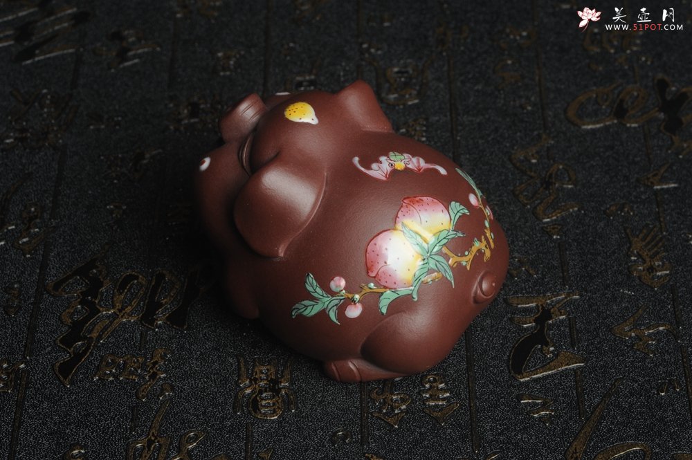紫砂壶图片：美宠特惠 老紫泥精工点彩仙桃 圣桃 福气猪茶宠长7cm宽6cm高5cm - 宜兴紫砂壶网