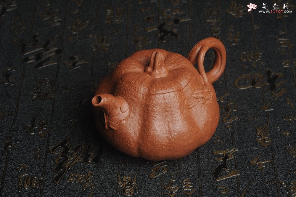 紫砂壶图片：美壶特惠 精致卡盖全手工油润降坡泥仿生小叶歪瓜 难度大 - 宜兴紫砂壶网