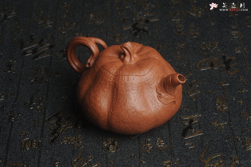 紫砂壶图片：美壶特惠 精致卡盖全手工油润降坡泥仿生小叶歪瓜 难度大 - 宜兴紫砂壶网