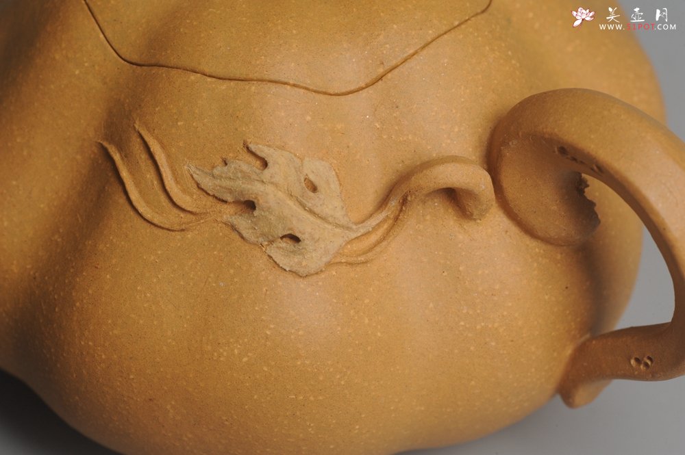 紫砂壶图片：美壶特惠 黄金段泥精致卡盖全手工仿生小南瓜 - 宜兴紫砂壶网