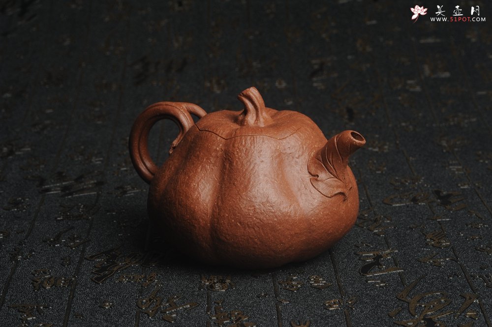 紫砂壶图片：美壶特惠 精致卡盖全手工油润降坡泥仿生小叶歪瓜 难度大 - 宜兴紫砂壶网