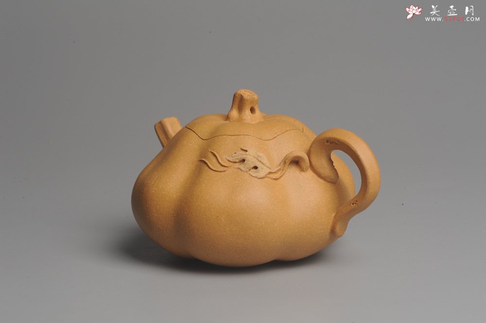 紫砂壶图片：美壶特惠 黄金段泥精致卡盖全手工仿生小南瓜 - 宜兴紫砂壶网