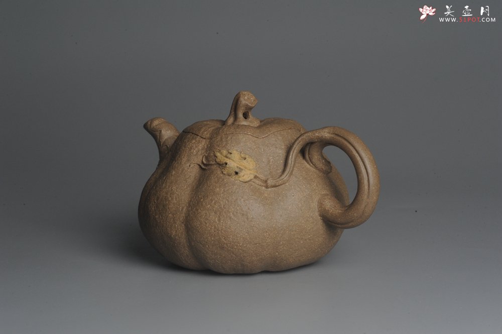 紫砂壶图片：美壶特惠 精致卡盖全手工老青段仿生小叶歪瓜 难度大 - 宜兴紫砂壶网