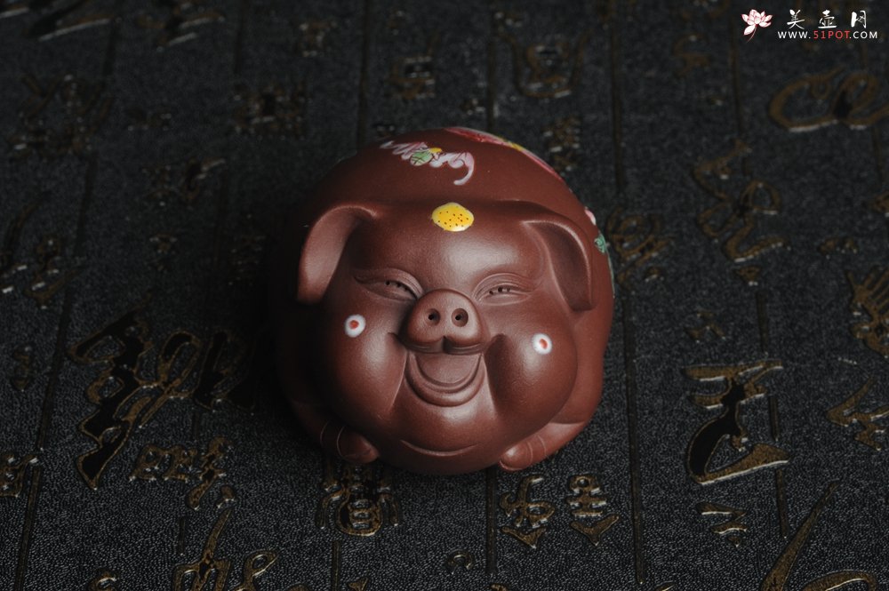 紫砂壶图片：美宠特惠 老紫泥精工点彩仙桃 圣桃 福气猪茶宠长7cm宽6cm高5cm - 宜兴紫砂壶网