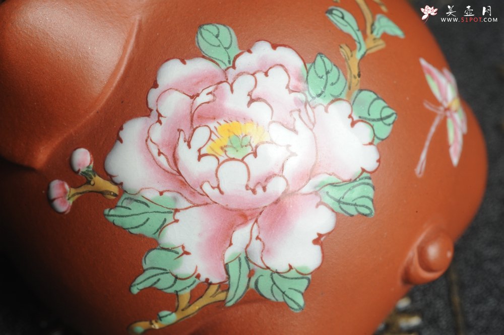 紫砂壶图片：美宠特惠 精工点彩蝶恋花 福气猪茶宠 - 宜兴紫砂壶网