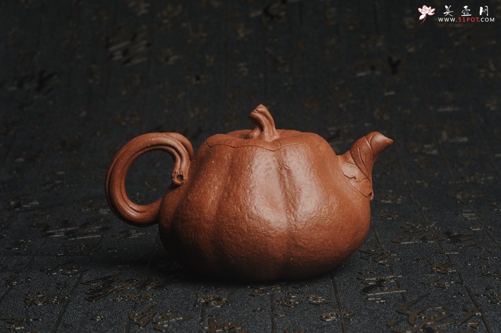 紫砂壶图片：美壶特惠 精致卡盖全手工油润降坡泥仿生小叶歪瓜 难度大 - 宜兴紫砂壶网