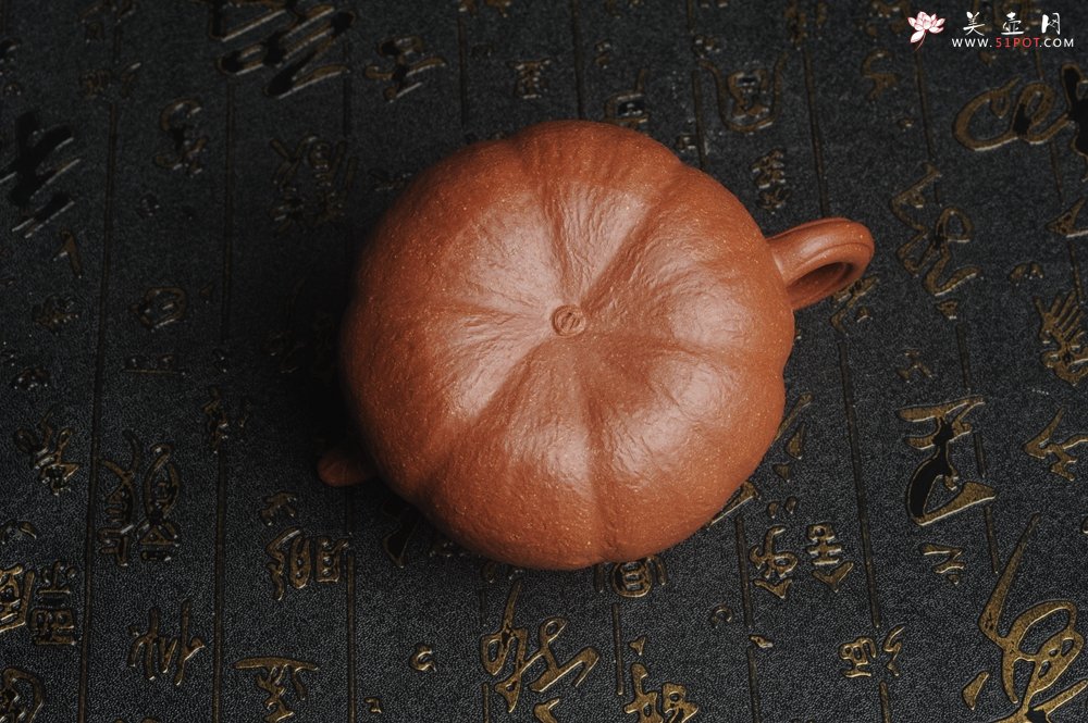 紫砂壶图片：美壶特惠 精致卡盖全手工油润降坡泥仿生小叶歪瓜 难度大 - 宜兴紫砂壶网