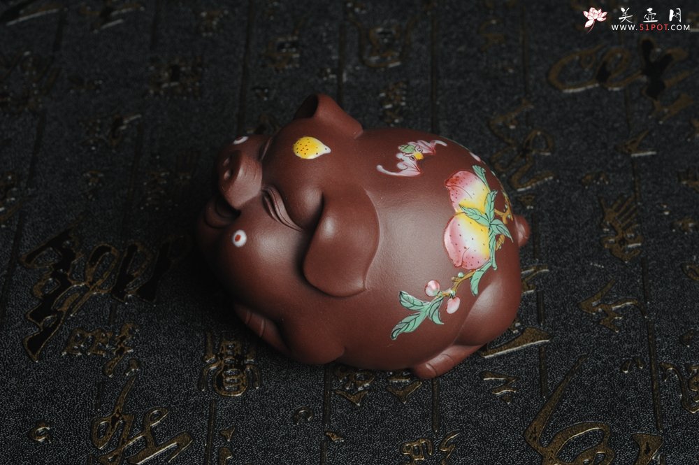 紫砂壶图片：美宠特惠 老紫泥精工点彩仙桃 圣桃 福气猪茶宠长7cm宽6cm高5cm - 宜兴紫砂壶网