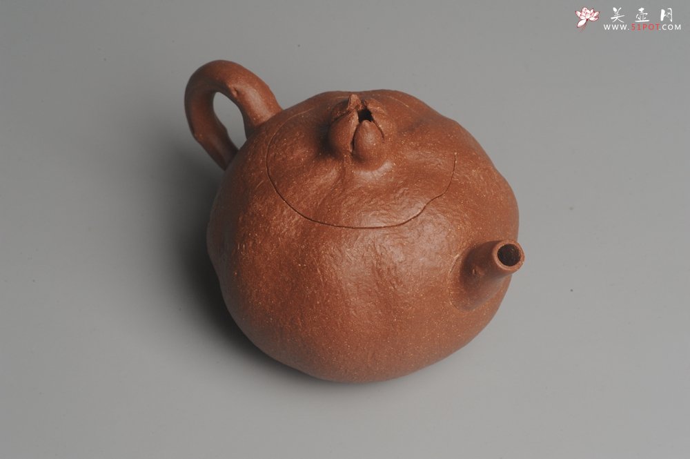 紫砂壶图片：美壶特惠 油润降坡泥精致卡盖全手工仿生石榴壶 - 宜兴紫砂壶网