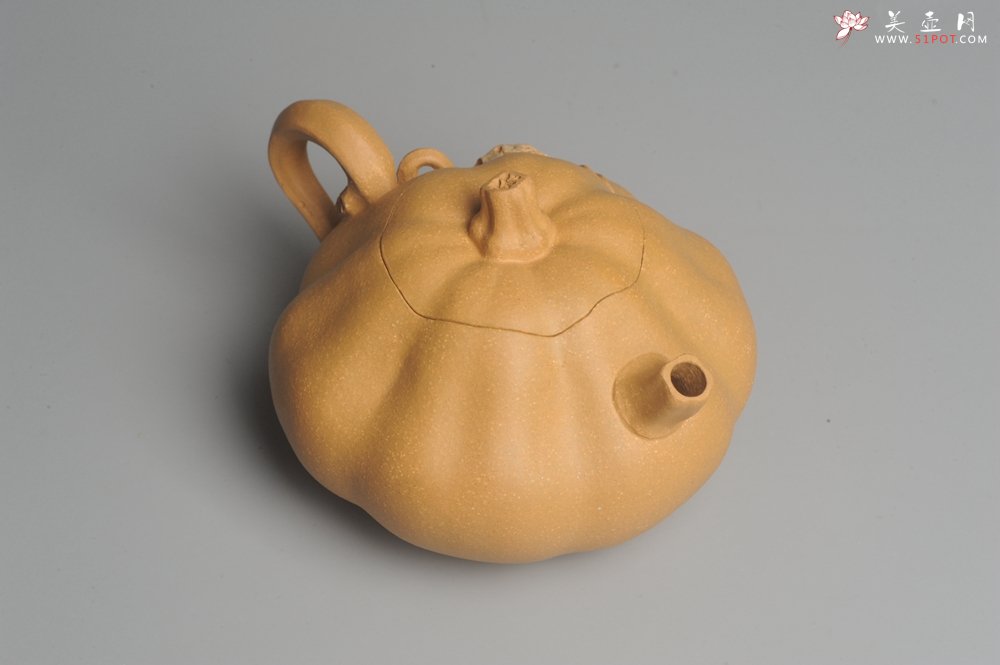 紫砂壶图片：美壶特惠 黄金段泥精致卡盖全手工仿生小南瓜 - 宜兴紫砂壶网